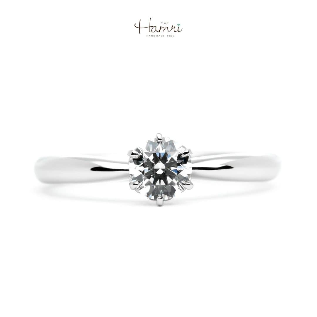 結婚指輪・婚約指輪『Hamri(ハムリ)』さんのインスタグラム写真 - (結婚指輪・婚約指輪『Hamri(ハムリ)』Instagram)「【手作り婚約指輪】 センターのダイヤモンドにこだわったお二人、 ご新郎様からご新婦様への想いを込めた かけがえのない指輪が完成いたしました。  正面からは気づかない、横からみると センターの石枠はダイヤモンドを花びらで包み込むような お花の形状になっております🌸  いつまでもお花のような笑顔のお二人でいてください。 ご婚約おめでとうございます！  ==========================  ♦︎♢指輪制作の写真や動画を無料撮影、全データプレゼント♢♦︎  DMやLINEでのご相談お待ちしております♥ ⇒@hamri_omotesando  ❁・❁・❁・❁・❁・❁・❁・❁・❁・❁・❁  ＊結婚指輪・婚約指輪セットリング5%OFF＊  @hamri_omotesando  Hamri「ハムリ」  〒150-0001 東京都渋谷区神宮前5-11-11 2F  tel 0120-121-175 hp https://hamri.jp/  open 11:00〜19:00 close 火/水　祝日営業  ❁・❁・❁・❁・❁・❁・❁・❁・❁・❁・❁  #手作り結婚指輪 #手作り婚約指輪 #結婚指輪 #マリッジリング #エンゲージリング #プレ花嫁 #Hamri #Hamri表参道 #オーダーメイドリング #鋳造 #ブライダルリング #ペアリング #ダイヤモンド #プラチナリング #ピンクゴールド #シャンパンゴールド #ゴールドリング #ソリティアリング  #2023wedding #2023春婚 #2023夏婚 #プレ花嫁準備 #プレ花嫁と繋がりたい #結婚指輪探し #結婚指輪選び #結婚準備  《Hamri検索タグ》  #Hamriデザイン #Hamri指輪作り #Hamri花嫁」4月24日 18時30分 - hamri_omotesando