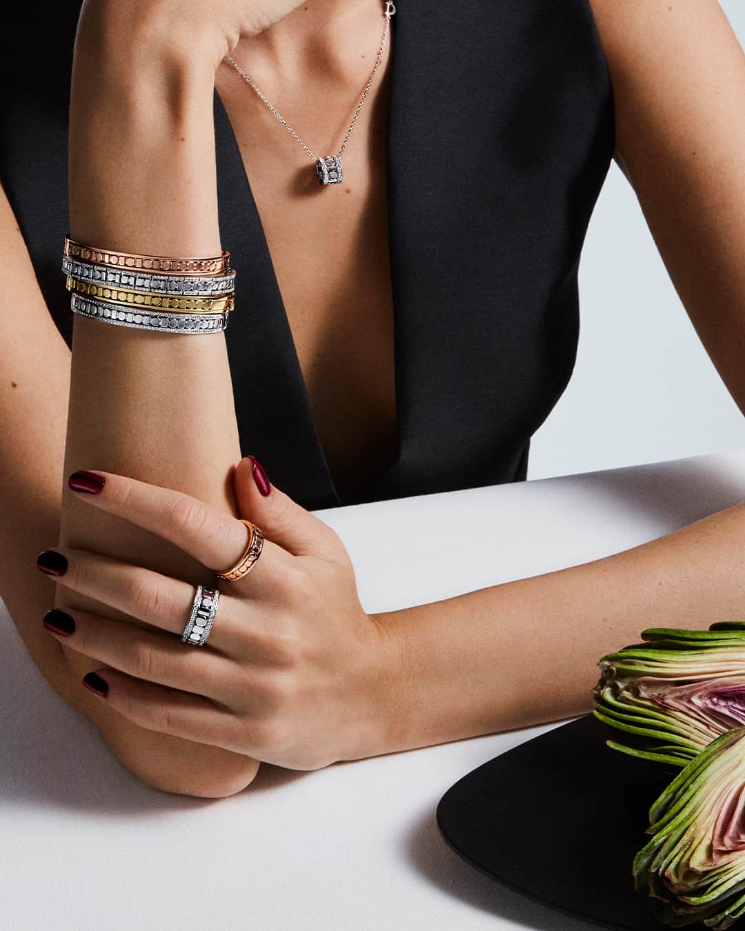 ダミアーニのインスタグラム：「A wonderful encounter between tradition and modernity. Discover #DamianiBelleEpoqueReel: contemporary rings, necklaces and bracelets in gold and diamonds.  #TastetheItalianExcellence #Damiani #Handmade #MadeInItaly」