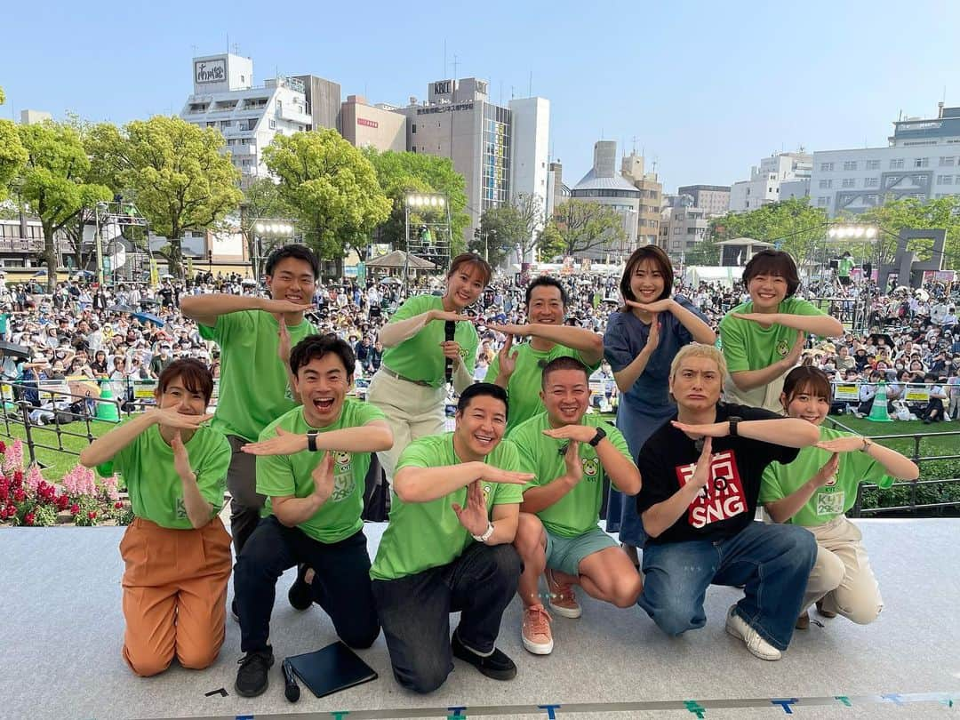 横山あさみのインスタグラム：「#KYT天テレ博2023 ☀️  2日間、ありがとうございました！ 雲一つない青空の下、皆さんの笑顔をたくさん見られて、幸せでした❣️  4年ぶりの天テレ博！初の天テレ博！ 番組・ステージMC駆け抜けました！  こんなにたくさんの方々に来ていただけるなんて… こういう日常が戻ってきて、本当に嬉しいです🥹  ご来場いただいた方、 番組をご覧いただいた方、 力を貸してくださったたくさんの皆さん！ ありがとうございました😊  まずは１日目の写真から！ #チョコレートプラネット #JP #林田美学 アナ ありがとうございましたー🌈  #天テレ博 #鹿児島読売テレビ #天文館 #中央公園 #鹿児島 #アナウンサー #横山あさみ」