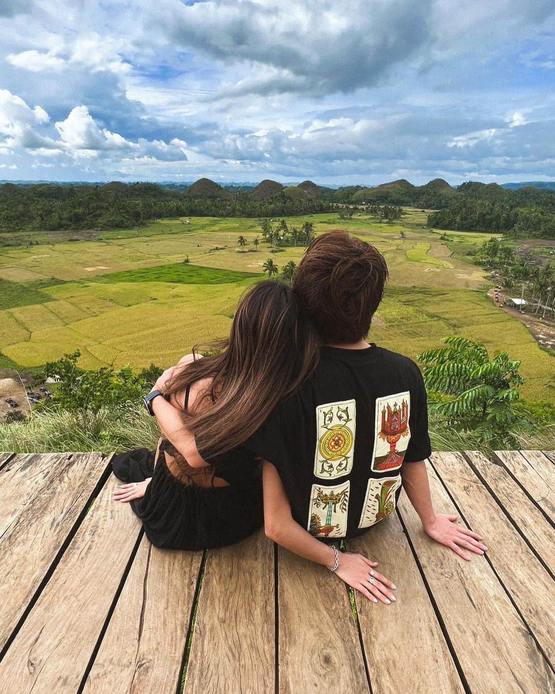 池田美優（みちょぱ）のインスタグラム：「． 忘れかけてた3月の旅行✈︎ 今回の旅は6年ぶり？2回目のセブ🌴☀️ ボホール島初めて行ってチョコレートヒルズで🤎 現地のガイドに指示された通りに大量に写真撮らされて 恥ずかしすぎるポーズばっかりだからまだマシなやつ😂📸 あたしの手のデカさが伝わりますでしょうか🤝🏾笑」