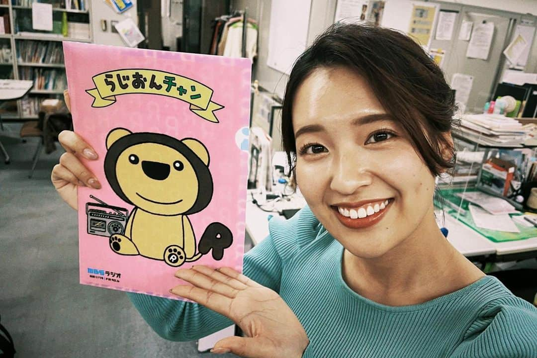 MBSアナウンサー公式さんのインスタグラム写真 - (MBSアナウンサー公式Instagram)「🧸 MBSラジオのキャラクターが 生まれました！と 嬉しそうな山崎アナ。  「らじおんちゃん」という 名前だそうです。  長年MBSテレビの キャラクターとして頑張っている らいよんちゃん が持っているぬいぐるみだそうです。  あれ？ どこかで聞いたような話… シーーー🤫  #アナウンサー #らじおんちゃん #これからよろしく」4月24日 18時33分 - mbs.ana