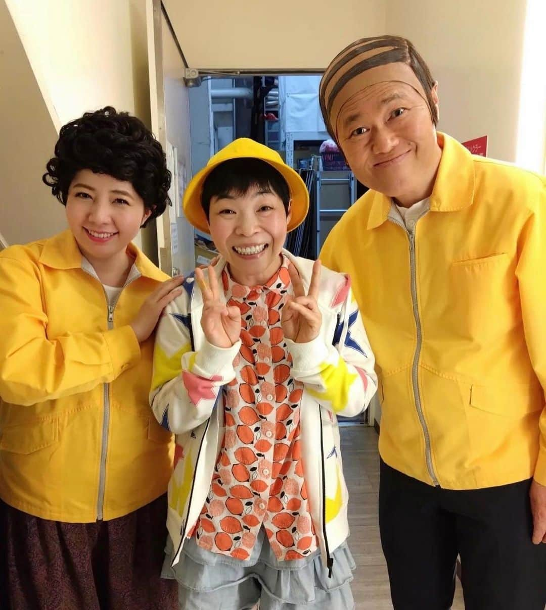 前田まみのインスタグラム：「なんばグランド花月🍀 ̖́-  酒井藍座長公演、1週間ありがとうございました！！  藍座長ならではの💕 あー！！こんなことあるある！！ホッコリ☺️ という心がポカポカになる新喜劇でした✨  家族写真👨‍👩‍👧♡♡ 2枚目のパパはちょいワル親父😂  パパ  #辻本茂雄 にいさん 娘ちゃん #山田花子 ねえさん ママ  #前田まみ   #吉本新喜劇  #よしもと新喜劇  #新喜劇  #酒井藍 座長公演  #なんばグランド花月」