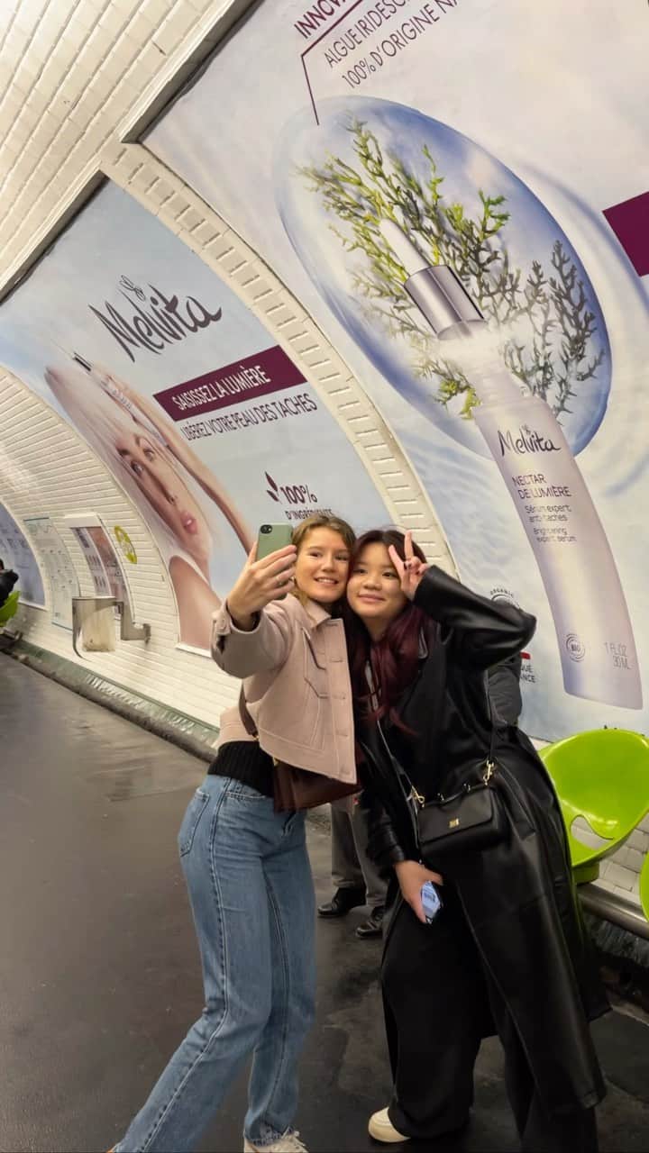 Melvita Officialのインスタグラム：「MELVITA dans le métro parisien !   C’est avec une immense fierté que l’équipe Melvita vous présente la campagne Nectar de Lumière dans le métro parisien 🥰🫶🌿」
