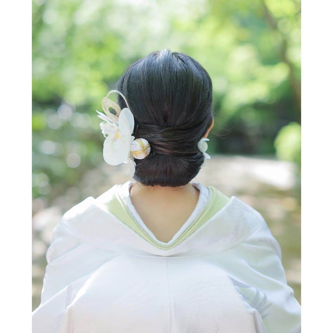 スタジオエイト 名古屋さんのインスタグラム写真 - (スタジオエイト 名古屋Instagram)「【和装シニヨン】 ヘアメイクの金森です🧸  トップに少し動きを出したナチュラルなシニヨンアレンジです✨  両サイドに飾りをつける事で華やかさをプラスしています◎ お持ち込みの飾りが白×ゴールドでとても上品でした🥺🤍  緑の季節に白が映えて、とてもキレイでした🫧🌱  📸: muto jin 💄: kanamori kureha  📷photographer @t.oguri.deco.ph @s.mochizuki.deco.ph @m.niwa.deco.ph @n.kaoru.deco.ph @a.fujiwara.deco.ph @umeshima.deco.ph  @yagasaki.deco.ph ︎●sato kenta → HP gallery ●muto jin → HP gallery ●kimura mio → HP gallery ●kondo reina → HP gallery  💄hair&makeup @mitani.deco.hm @nanami.deco.hm @kazumi.deco.hm @e.fukado.deco.hm @miharu.deco.hm @koide.deco.hm @nishimura.deco.hm  @matsuyama.deco.hm  ●kanamori kureha → HP gallery ●sato ayumi → HP gallery ●yukioka airi → HP gallery ●ishikawa haruka → HP gallery ●fuki ayano → HP gallery ●arai kotoko → HP gallery  私たちと一緒に働きませんか？ フォトグラファー、ヘアメイク、 フォトプランナーを募集中です★ @decollte_recruit  #デコルテフォト #スタジオエイト #プレ花嫁 #名古屋プレ花嫁 #ウエディングレポ #前撮りレポ #DWPG #撮る結婚式　 #ウェディングフォト #フォトウエディング #結婚準備 #前撮りポーズ #ウエディングニュース #weddingphoto #日本中のプレ花嫁さんと繋がりたい #プレ花嫁さんと繋がりたい #おしゃれさんと繋がりたい #カップルさんと繋がりたい #2023秋婚 #2023春婚 #2023夏婚 #marry花嫁 #marryxoxo #和装前撮り #和装ヘア #シニヨン #和装コーディネート #和装ロケーション #白鳥庭園」4月24日 18時36分 - studio8_nagoya.sakae