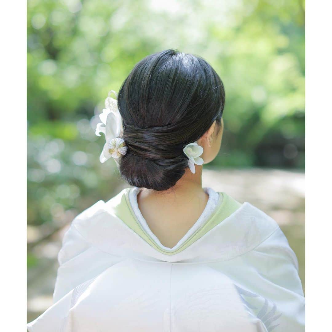 スタジオエイト 名古屋さんのインスタグラム写真 - (スタジオエイト 名古屋Instagram)「【和装シニヨン】 ヘアメイクの金森です🧸  トップに少し動きを出したナチュラルなシニヨンアレンジです✨  両サイドに飾りをつける事で華やかさをプラスしています◎ お持ち込みの飾りが白×ゴールドでとても上品でした🥺🤍  緑の季節に白が映えて、とてもキレイでした🫧🌱  📸: muto jin 💄: kanamori kureha  📷photographer @t.oguri.deco.ph @s.mochizuki.deco.ph @m.niwa.deco.ph @n.kaoru.deco.ph @a.fujiwara.deco.ph @umeshima.deco.ph  @yagasaki.deco.ph ︎●sato kenta → HP gallery ●muto jin → HP gallery ●kimura mio → HP gallery ●kondo reina → HP gallery  💄hair&makeup @mitani.deco.hm @nanami.deco.hm @kazumi.deco.hm @e.fukado.deco.hm @miharu.deco.hm @koide.deco.hm @nishimura.deco.hm  @matsuyama.deco.hm  ●kanamori kureha → HP gallery ●sato ayumi → HP gallery ●yukioka airi → HP gallery ●ishikawa haruka → HP gallery ●fuki ayano → HP gallery ●arai kotoko → HP gallery  私たちと一緒に働きませんか？ フォトグラファー、ヘアメイク、 フォトプランナーを募集中です★ @decollte_recruit  #デコルテフォト #スタジオエイト #プレ花嫁 #名古屋プレ花嫁 #ウエディングレポ #前撮りレポ #DWPG #撮る結婚式　 #ウェディングフォト #フォトウエディング #結婚準備 #前撮りポーズ #ウエディングニュース #weddingphoto #日本中のプレ花嫁さんと繋がりたい #プレ花嫁さんと繋がりたい #おしゃれさんと繋がりたい #カップルさんと繋がりたい #2023秋婚 #2023春婚 #2023夏婚 #marry花嫁 #marryxoxo #和装前撮り #和装ヘア #シニヨン #和装コーディネート #和装ロケーション #白鳥庭園」4月24日 18時36分 - studio8_nagoya.sakae