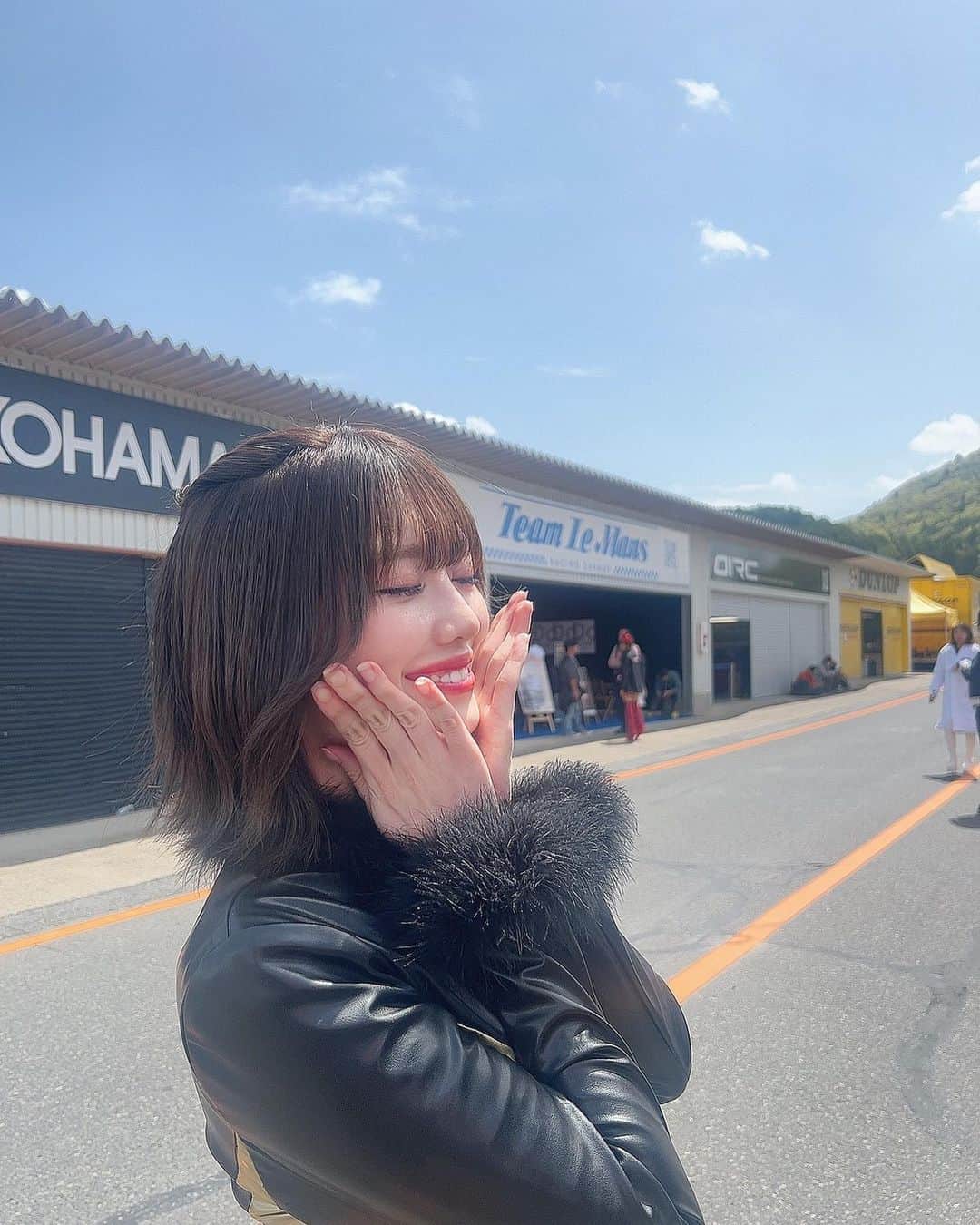 SHINTANITOUKOのインスタグラム：「今週もがんばろ🫡  #開幕戦 #supergt #gt300 #6号車 #teamlemans #チームルマン #エムゼス東京 #mzes #レース #race #レースクイーン #racequeen #コスチューム #セクシー #sexy #サーキット #高身長女子 #お披露目 #black #gold #dobot #岡山 #岡山国際サーキット#170cm」