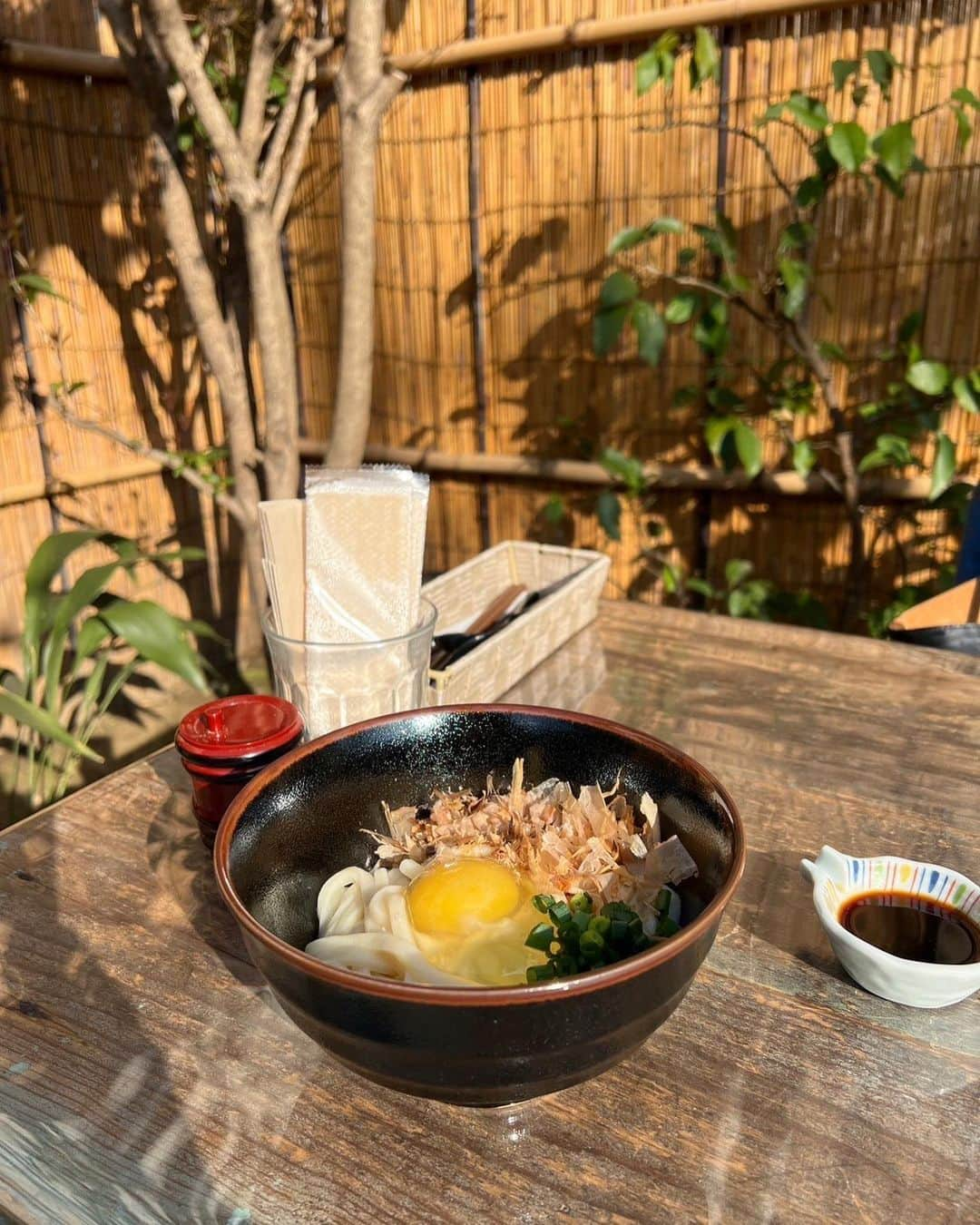 寺田有希のインスタグラム：「仕事帰りに、 すんごく面白い場所を見つけた😳✨  代官山で、 テラスで、 うどんを🥢  また行こうっと！  #代官山 #ウララ #カフェ巡り #カフェ活 #うどん好き #フリーランス #フリーランス女子 #寺田有希 #teradayuki」