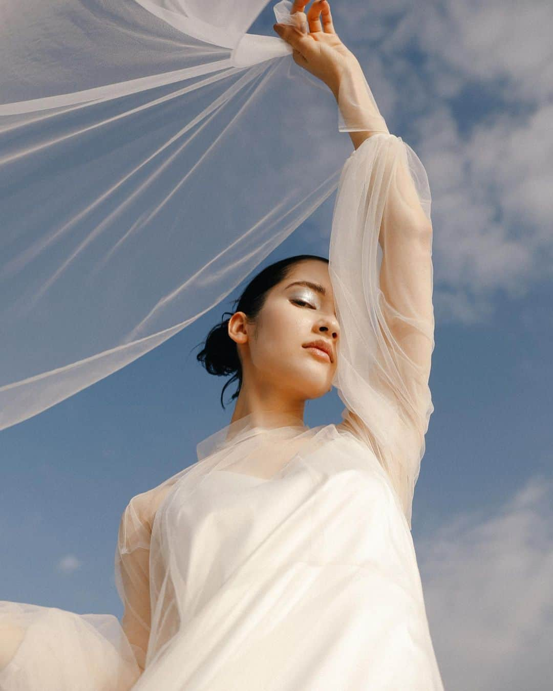 七原月乃のインスタグラム：「🕊🤍  model @elisa_kinjo photographer @kyohei_watari  hair&make up @ayato_i_am  costume @jyuni_official  #wedding#dress #weddingdress#photo#photowedding#フォトウェディング#撮影#ウェディング#前撮り」