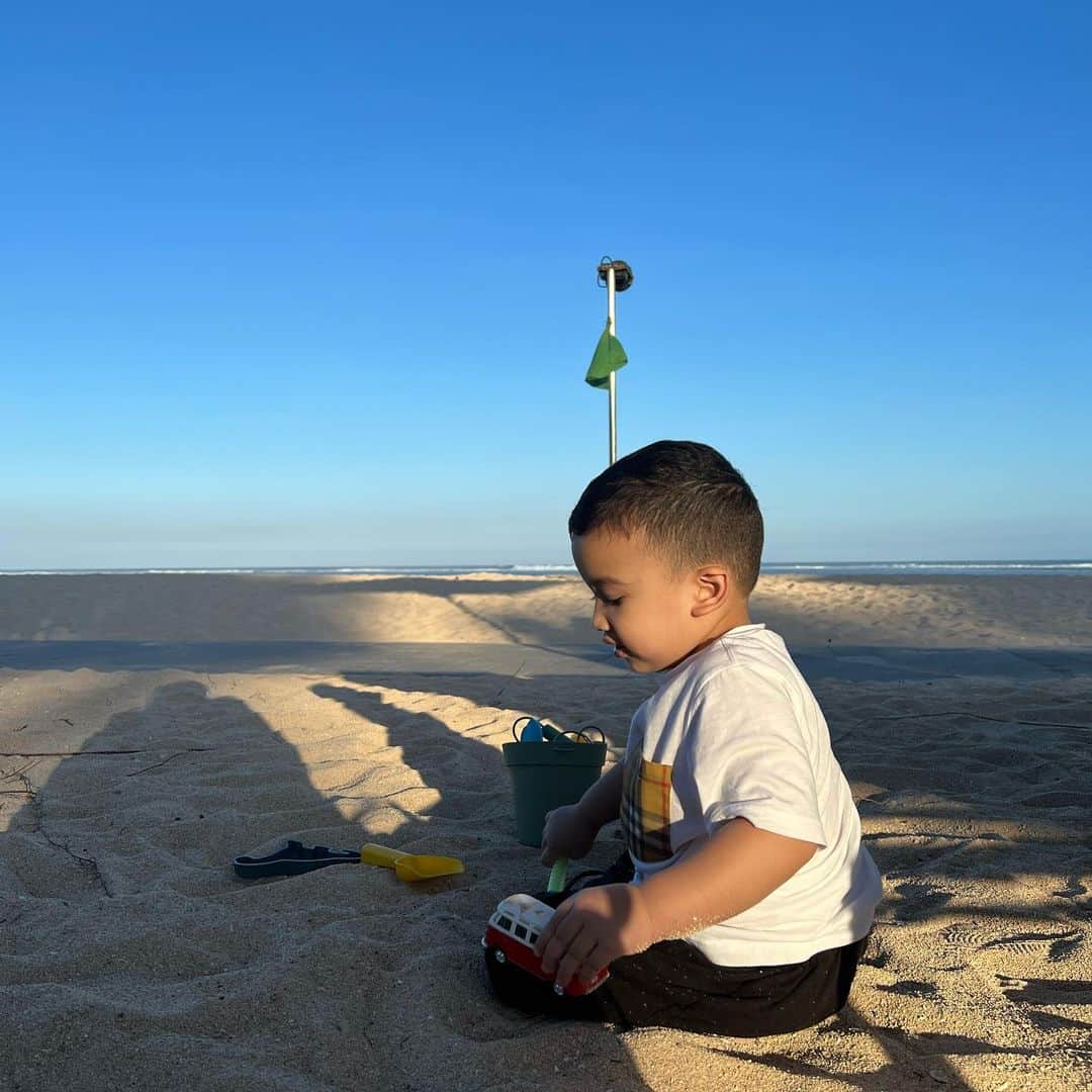 Zaskia Sungkarのインスタグラム：「MasyaAllah Tabarakallah 🖤 sygnya mamiii mau dipantai ada sekop tetep aja harus ada bumbum ya ukkaaa🤣」