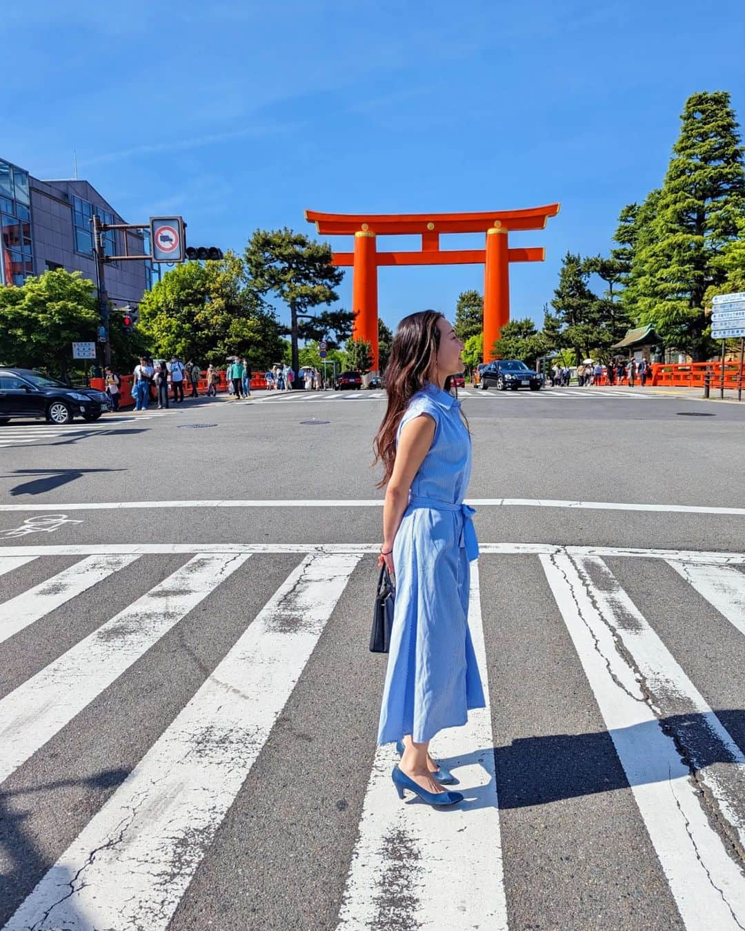 Hiromi Tomiiさんのインスタグラム写真 - (Hiromi TomiiInstagram)「こんばんわ～😊 GWに向けてラストスパート 今週もがんばろー! . 平安神宮の鳥居の前でパシャリ◎◎ . . 日中は半袖でも暑いくらいになりました😊😊 しげちゃんのお陰で（？）ジェットコースターのようなハチャメチャな毎日だけど、楽しく過ごさせてもらってます🍡 おおきに😊♥ . . お迎えした商品を載せておくね😊 @instyle365_jp 春夏ストライプ柄通勤/OLフェミニン清新デートワンピース セール価格¥4,492 JPY販売価格¥8,984 JPY 商品番号:0534  . https://www.instyle365.com . sponsored #instyle365  . . #京都祇園　#祇園　#平安神宮　#鳥居 #春コーデ　#スカートコーデ　#旅行コーデ #yoga#筋トレ#ダイエット#ボディーメイク #筋トレ女子#ダイエット仲間募集　 #京都　#kyoto  #kyotojapan　 #京都散歩」4月24日 18時44分 - hiromi.tomii