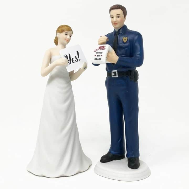 結婚準備さんのインスタグラム写真 - (結婚準備Instagram)「お巡りさんのケーキトッパー、製造元で完売となり、残りは日本在庫の1個のみです！  とっても素敵ですよ(^^)  職務質問される花嫁さんのもつカードは20種類ついています！  新郎新婦の髪の色は変更できます。  #ケーキトッパー #警察官 #警察官彼氏 #職務質問される新婦 #結婚式 #ウエディングケーキ #オリジナルケーキ #結婚祝い #ユアスタイルウエディング #yourstylewedding」4月24日 18時48分 - yourstylewedding