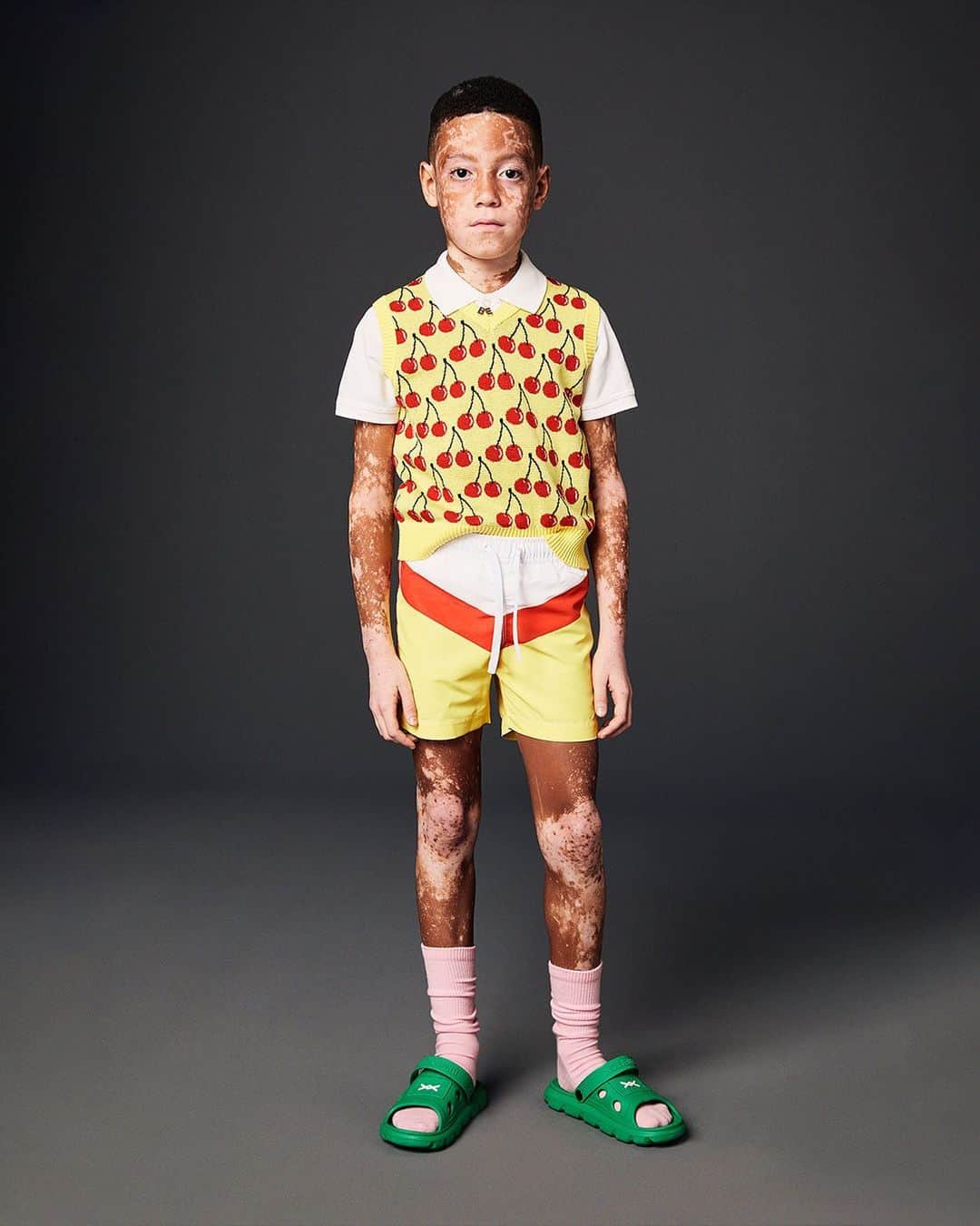 ベネトンのインスタグラム：「Benetton iconic staples meet new beachwear items in the SS23 Kids collection by @andreaincontri.  Discover more on benetton.com and in store.」