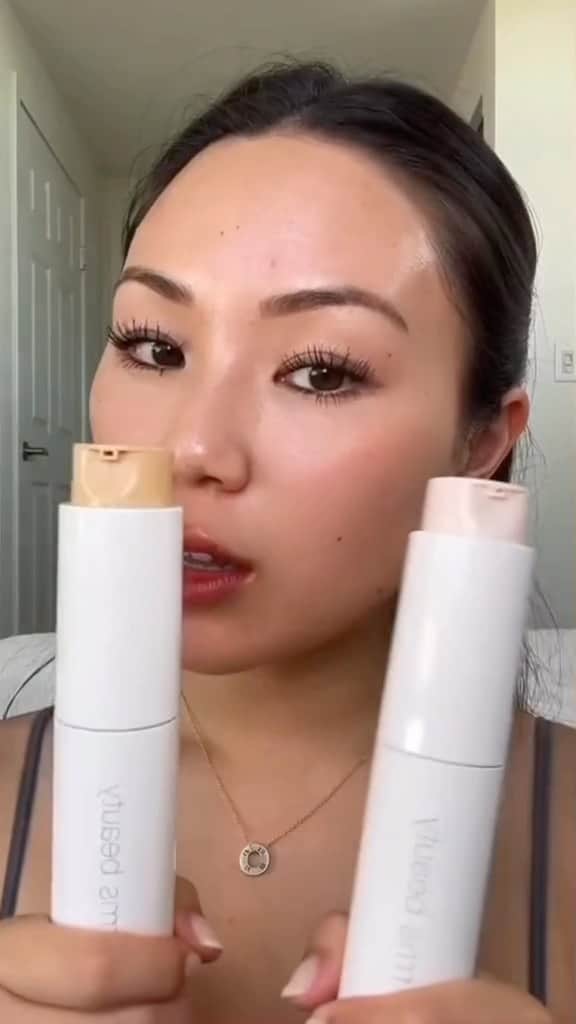 rms beautyのインスタグラム：「. ベースメイクの切り替えをお考えの方にも おすすめのプライマー・ファンデーション✨  ■ラディアンスロッキングプライマー ￥5,830 (税込) ※公式オンラインストア・ZOZOCOSME限定  メイク前のスキンケア効果や水分をしっかりとロックし、 後に塗るファンデーションの密着力を高める優れもの。  ほのかなラメ感のあるうすいピンクのヴェールをかけることで、 透明感が増し、明るくツヤのある肌に✨  ■ナチュラルフィニッシュ リキッドファンデーション ￥6,985 (税込) ※公式オンラインストア・ZOZOCOSME限定  スキンケア効果の高いミディアムカバー力のリキッドファンデーション。 程よいカバー力で素肌感のあるナチュラルな仕上がり。  シリコンフリーなのに汗や水にも崩れにくく、 これからの季節にもおすすめです😉  相性抜群のふたつのアイテムを一緒に使うことで 美しい仕上がりをより長時間キープ！  公式オンラインストアでは、 1点以上ご購入のお客さまにどちらのサンプルも プレゼントしています🎁ぜひお試しください💁‍♀️  #rms #rmsbeauty #rmsbeautyjapan #アールエムエス #ラディアンスロッキングプライマー #ナチュラルフィニッシュリキッドファンデーション #ベースメイク #プライマー #リキッドファンデーション #下地 #ナチュラルコスメ #クリーンビューティー #zozocosme」