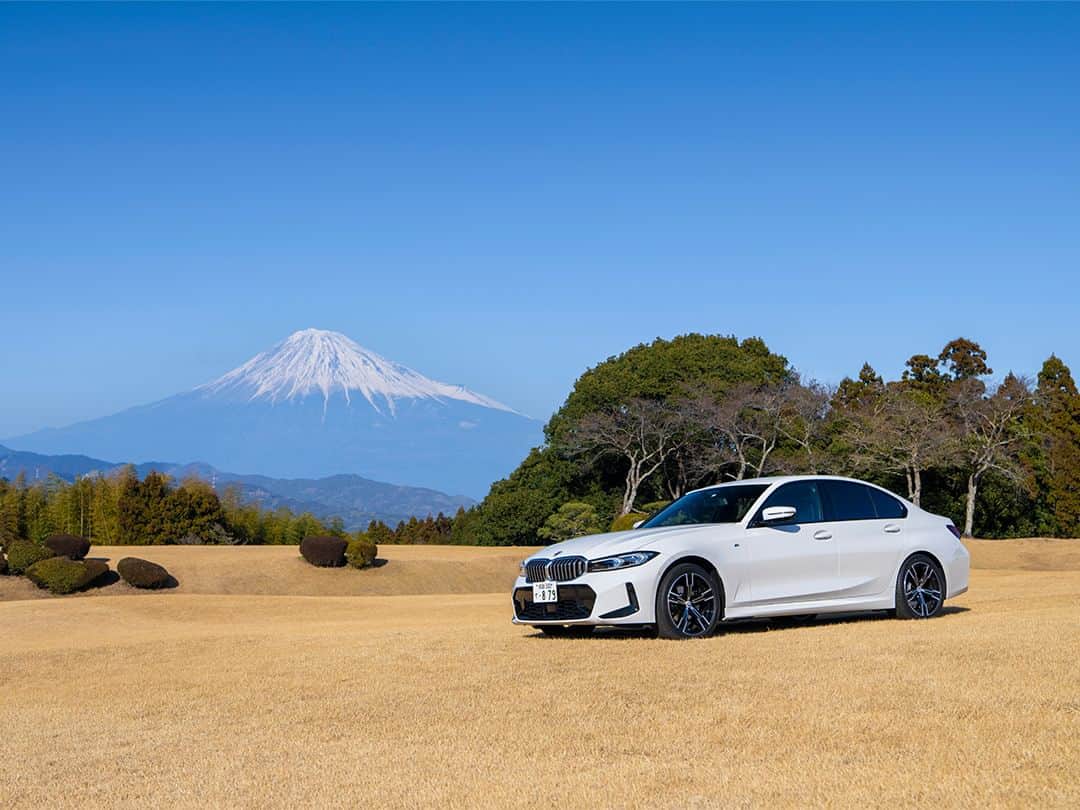 BMW Japanさんのインスタグラム写真 - (BMW JapanInstagram)「BMW 3シリーズ試乗体験キャンペーン実施中。 静岡、兵庫、石川のプレミアムな3つのプランから、新たな発見を得る旅をお愉しみください。  【静岡】富士の麓で、心まで解き放つ。 ・ 3シリーズ 試乗体験 ・『日本平ホテル』アフタヌーンティー ・久能山東照宮参詣（拝観券およびロープウェイ往復乗車券付）  【兵庫】歴史に癒され、新たな自分を見つける。 ・ 3シリーズ 試乗体験 ・『西村屋本館』ご宿泊（1泊2食付） ・「玄武洞ミュージアム」入館チケット  【石川】自然と伝統、それぞれに魅せられる。 ・ 3シリーズ 試乗体験 ・『厨八十八』ご宿泊（1泊2食付） ・曹洞宗大本山永平寺参詣（拝観券付）  ダイレクトで俊敏な走行がかつてないスポーツの愉悦へと導くBMW 3 セダン。 最大容量1,510lのラゲージ・ルームを備え、フレキシビリティと実用性を両立するBMW 3シリーズ ツーリング。  どちらの3シリーズで、豊かな自然や歴史ある建造物を巡る旅を愉しみますか？  キャンペーン詳細は @bmwjapan アカウントトップのURLからチェック。  応募期問 5月31日（水）11:59pmまで  ※特別な許可を得て撮影してます  #BMW #駆けぬける歓び #BMWjapan #BMW3series #BMW3 #THE3 #BMWlife #BMWlifestyle #BMWfamily #BMWdaily #BMWphoto #BMWphoto #BMWのある暮らし #旅行 #travel #drive」4月24日 19時00分 - bmwjapan