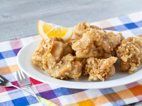 ヤマサ醤油株式会社のインスタグラム：「「揚げたてジューシー！冷めてもおいしい！鶏のから揚げ」 https://recipe.yamasa.com/recipes/5132 今日のレシピは #玉田悦子 さん！ 外はサクッ、パリッと、中はジューシーなから揚げです。衣は、片栗粉のみにすると、冷めても軽い食感で、お弁当にもおすすめ！   #自炊 #happyrecipe #foodphotography #ヤマサ #instapic #instagood #ハッピーレシピ部 #delish #instadaily #在宅楽飯 #soysauce #人気 #おうち時間 #jp #テレワーク飯 #instafood #yamasa #おうちごはん #レシピ #ランチ #簡単 #recipe #昼ごはん #photooftheday #yummy #時短メニュー #定番 #唐揚げ」