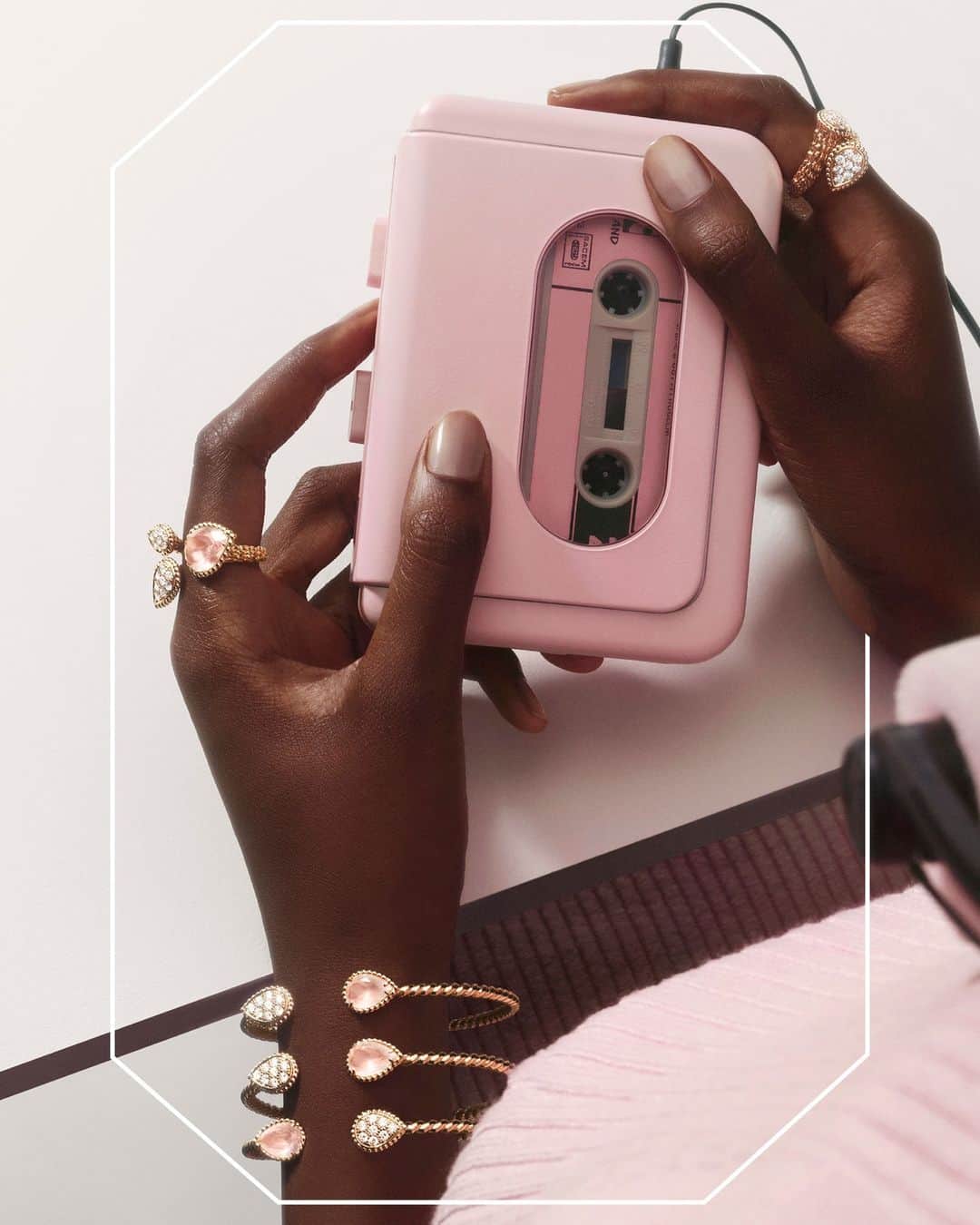 ブシュロンのインスタグラム：「Headphones on, press play and let’s dance. New Serpent Bohème Quartz Rose turns up the PINK.⁣ ⁣ #BasicnotBasic⁣ #SerpentBohème」