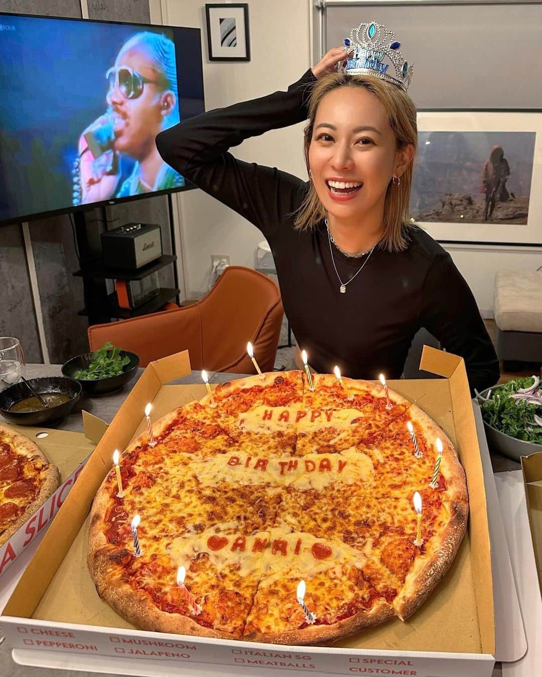 平野杏梨のインスタグラム：「ちょっと遅くなりましたが、4月16日に３１歳になりました🍕❤️  大変なこともあるけど、やっぱり毎日楽しいが勝ってる🫶🏽 歳をとるのって悪いことじゃないっぽい😛  お祝いしてくれた大好きな友達と生んでくれた両親に感謝して今年も全力楽しみまっす🫶🏽企画してくれた相方 @haannanny ありがとう❤️‍🔥らぶゆー  そしてDMくれた皆様も本当にありがとうございました🙇‍♀️💛  なぜかスティービーワンダーとヒラノの貴重な2ショです🩷  #steviewonder」