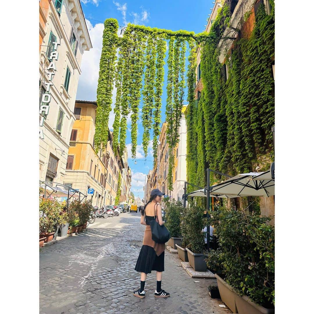 チョン・リョウォンのインスタグラム：「. 이날도 엄청 걸었지. another 18902🚶🏻‍♀️🚶🏻‍♀️….. monti-trastevere-spanish steps」