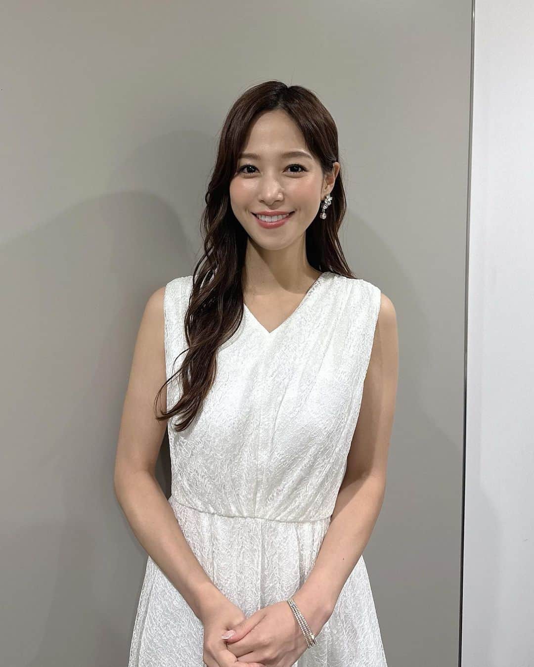 のインスタグラム：「. 今日は司会のお仕事で、しゃんと背筋が伸びるような気持ちになりました。  たくさんの刺激をありがとうございます😌🤍」