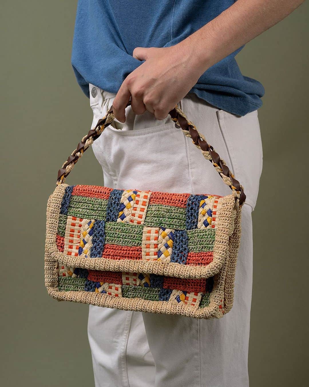 ジャマンピュエッシュのインスタグラム：「Valette SH expresses Jamin Puech's dedication to the finest craftsmanship. Each cross-band represents fascinating techniques mastered to perfection by our artisans. Knitting, braiding, lace crocheting, and rabane weaving come together seamlessly in an ultra-chic bag.  #jaminpuech #raffiabag #summerbag #woven」