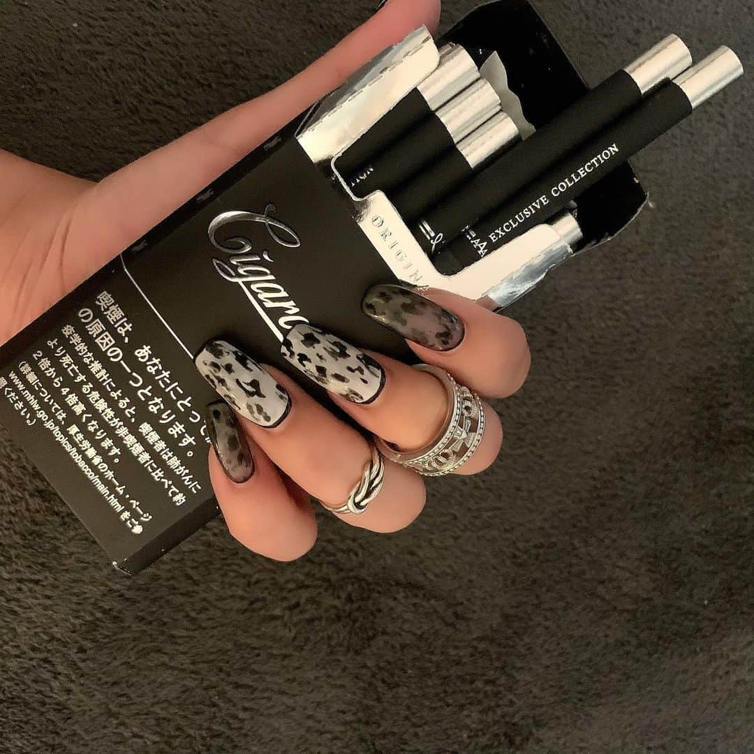 MII MAMAのインスタグラム：「. . . new nailがかわちぃ🖤🤍🖤🤍 ------------------------------------------ 🔎White Style mi mama 良かったらチャンネル登録お願いします🙇🏽‍♀️ #YouTube#ユーチューバー#主婦ユーチューバー#MIIMAMA#チャンネル登録お願いします#2児ママ#年子ママ#ギャルママ#ぎゃるまま#アラサーママ#アラサー#30代#30代ママ#ホワイトインテリア#モノトーンインテリア#シンプルな暮らし#収納#ホワイト収納#イチナナ#イチナナライバー#専属ライバー#主婦ライバー#17LIVE#主婦YouTuber#ママYouTuber#ママライバー#幼稚園ママ#小学生ママ」
