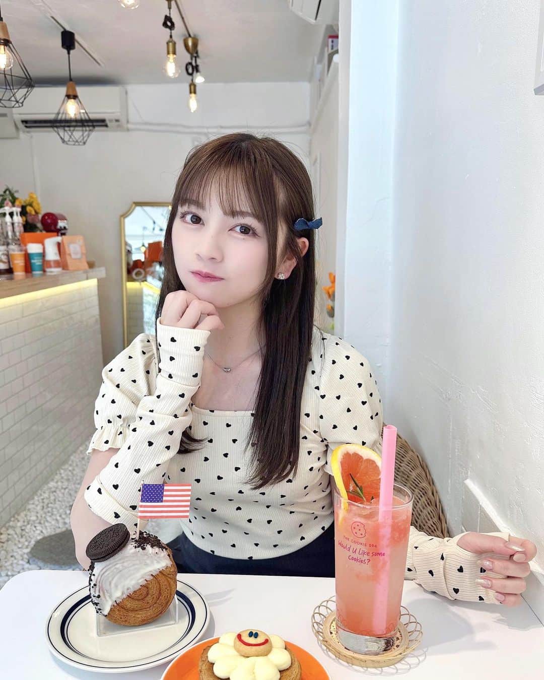 廣川奈々聖のインスタグラム：「甘いの摂取しすぎかも 🐶🍪へへ ⁡ ⁡ ⁡ #ななせのcafe巡り ⁡#原宿カフェ  #表参道カフェ #リボンアレンジ #tokyo_cafe」