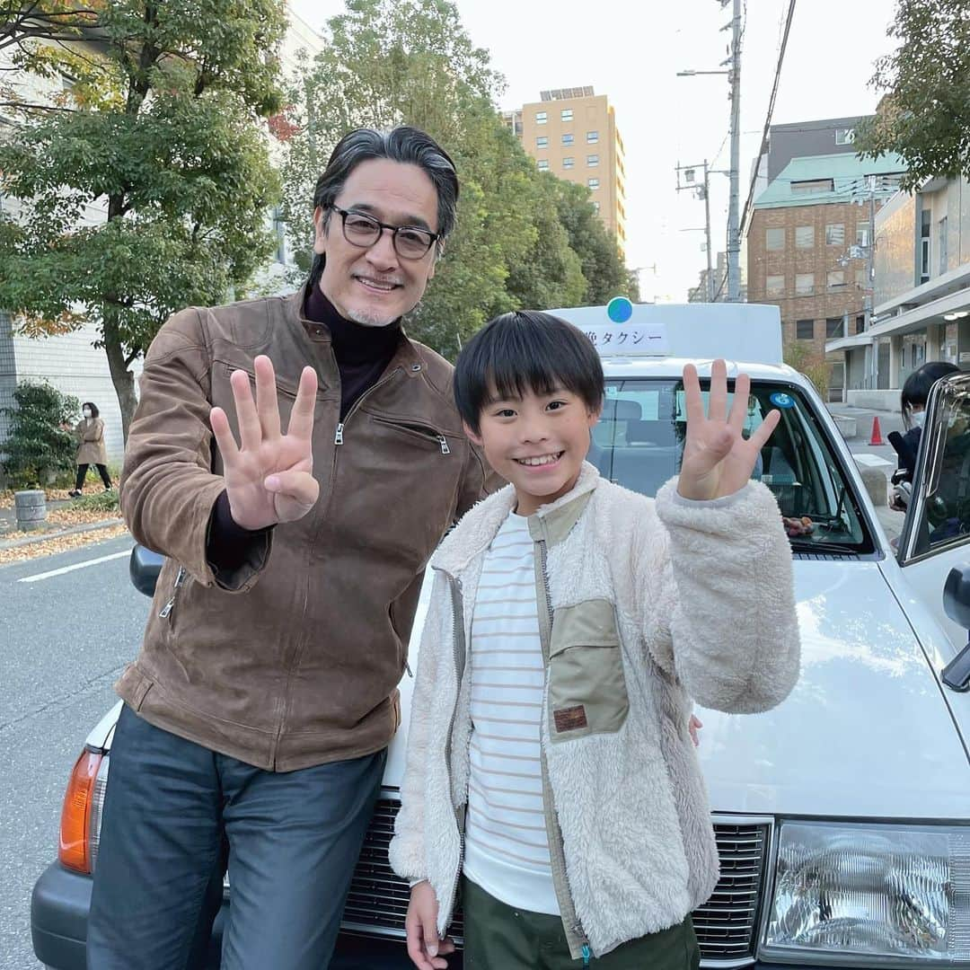 【公式】ドラマL「3Bの恋人」さんのインスタグラム写真 - (【公式】ドラマL「3Bの恋人」Instagram)「#なにわの晩さん  第4話ご視聴ありがとうございました🐙  小さなお客さん🚖 晩さんと大阪の街を冒険しましたね  そんなオフショットをパシャリ📸 Twitterには別のお写真も🙌  TVerにて見逃し配信中📺 https://tver.jp/lp/episodes/eptdl5hb0w  #橋本さとし  #羽野晶紀 #兵動大樹 #井阪郁巳  #今井翼 #川畑泰史  #山本千尋 #永田崇人  #秋谷百音  #青柳翔 #藤原詩音」4月24日 18時58分 - abctv_drama