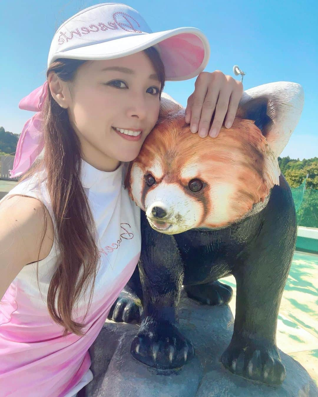 ひかりさんのインスタグラム写真 - (ひかりInstagram)「レッサーパンダ発見！🐼 可愛い💛この日は紫外線が強くて焼けちゃった🥺 ゴルフ後はイプサの化粧水と乳液が一緒になってる化粧液をつけて日焼け対策してる☺️ 化粧液だけど全身に塗ってるよ💫 これだけで本当焼け具合変わるからこれからの時期はちゃんと塗らないとだね🥺 #ゴルフ#ゴルフ女子#ゴルフウェア#キャメルゴルフリゾート #イプサ#日焼け対策#ipsa」4月24日 19時08分 - piiiiiii_k