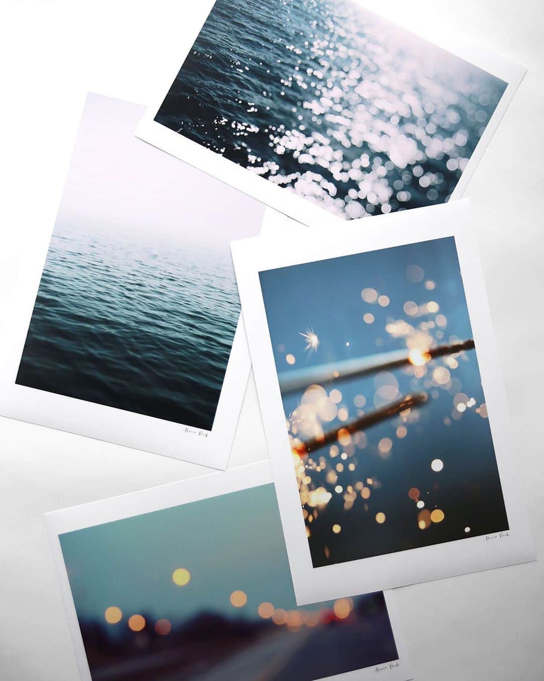 のインスタグラム：「___ . Re. Alicia Bock Photography / Photography Prints ______ . ミシガンを拠点に活動する女性フォトグラファー　アリシア・ボックの作品が再入荷いたしました。 . 彼女によって切り取られた美しく繊細なフォトグラフィープリント。 . B.L.Wでは「光」と「水」を被写体とした作品を中心にセレクトしています。 . . 詳細はリンク、又はプロフィール( @borderless_b.l.w )よりご覧下さい。 . . #AliciaBockPhotography #AliciaBock #アリシアボックフォトグラフィー #アリシアボック #PhotographyPrints #フォトグラフィープリント #写真 #アート #インテリア #デザイン #borderless_blw」