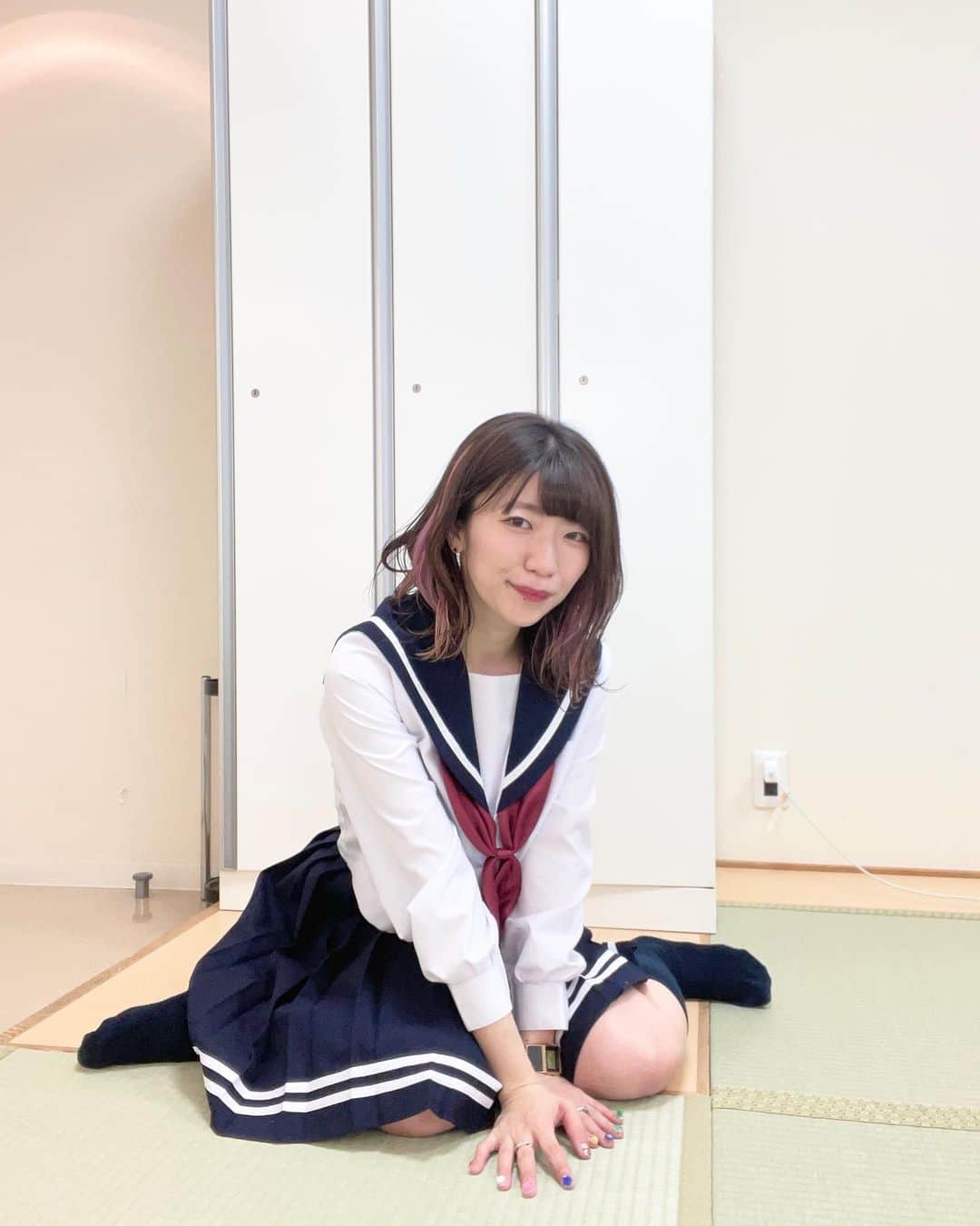ぱいぱいでか美のインスタグラム：「月曜初登校🏫 . この春からレギュラー放送になった 『呼び出し先生タナカ 』🌸 月曜8時にお引越ししてから初登校です✏️ 今回はアイドルSPです！ レジェンドや今をときめく皆さんに囲まれて本気で試験受けてきました…… ─────────果たして。 見てください〜！  あと誰も気付かないと思うから言うけど笑 制服のスカートがチェックから無地になったぞ〜！  4/24(月)20:00〜 フジテレビ👀 TVerでリアルタイム配信もあります💙 . #呼び出し先生タナカ #フジテレビ #でか美ちゃん #制服」