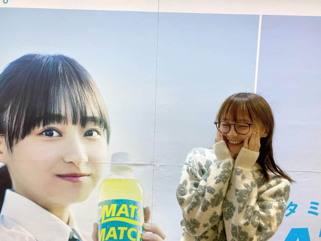 影山優佳さんのインスタグラム写真 - (影山優佳Instagram)「ビタミン炭酸MATCHの駅広告を見学に行きました✨ こちらは池袋駅です！ポケカ自販機の近く！！  まさか自分が駅にこんなビッグに貼られているなんて…夢のまた夢のような出来事に感謝の気持ちでいっぱいです！  様々な駅に掲示されているみたいなのでみなさんもぜひ見てみてください！ Twitterキャンペーンも引き続きよろしくお願いします😊  #MATCH #ビタミン炭酸MATCH #おつかれさマッチタイムリープ #影山優佳 #幸せもんすぎ #日向坂46 #kagegram」4月24日 19時05分 - kageyamayuka_official