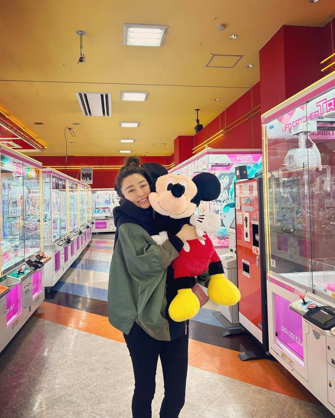 木嶋真優のインスタグラム：「そういえばこの前のTDL40周年の日にキシマは横浜中華街でねずみを捕獲しました(してもらいました) カンタありがとう🐭 中国出身なのか横浜出身なのかは 本人は未だ黙秘を続けていますがねずみに間違いはなさそうです。 アウターはサカイでパンツはユニクロです👖」