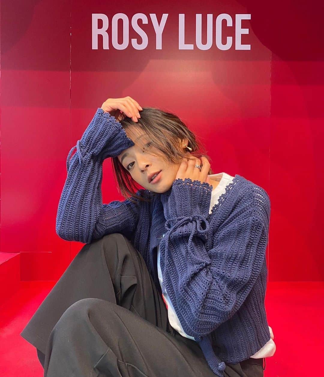 脇田恵子のインスタグラム：「表参道で行われた ロージールーチェ🌹 @rosyluce 👗POPUPへ  @tomo.i_0703  友ちん💞おめでとう🎊 可愛いがいっぱい 詰め込まれた空間だった😆✨  着用させてもらったカーディガンも 裾がキュッと絞れるデザインが おかわ🫶✨  友の着てたセットアップか ワンピか悩んでワンピにしたよっ 届くの楽しみ☺️✨🙌  不意打ちの映り込みでも可愛いってどーゆことなのっ💞」