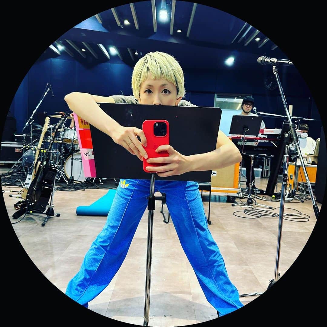 木村カエラのインスタグラム：「5/11からはじまるTOURのリハーサルが始まりました！ NEW ALAUM "MAGNETIC"のTOURです。ぜひ遊びに来てください🍓 幸せなことに、初日、　 渋谷クワトロSOLD OUTしました！ ありがとうございます！  スケジュールは下に載せますね！  ⚫︎2023.05.11 THU 東京都 SHIBUYA CLUB QUATTRO  ⚫︎2023.05.25 THU 大阪府 UMEDA CLUB QUATTRO  ⚫︎2023.06.07 WED 愛知県 NAGOYA CLUB QUATTRO  ⚫︎2023.06.09 FRI 福岡県 DRUM Be-1  ⚫︎2023.06.18 SUN 北海道 cube garden  ⚫︎2023.06.23 FRI 東京都 Zepp DiverCity (19th anniversary)  他のLIVE HOUSEのチケットもお早めにゲットしてみてください！  ストーリーズにリンク貼ってあります❤️  みんなに会えるのたのしみだ。 懐かしい曲もセットリストの中にいれてみてる！ 何がくるかお楽しみ。 グッズもかわいいのできてきてるので、また紹介します！  #MAGNETIC #LIVE」