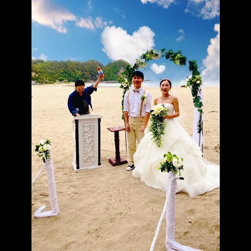 ダンドイ舞莉花さんのインスタグラム写真 - (ダンドイ舞莉花Instagram)「Happy Wedding!!🤍 2023.4.22  あやかとしんの人生に一度の大切な日！  この素敵すぎる日を一緒に過ごせたことが最高に嬉しい！！！😍  あやか美しいよぉ👰🏼‍♀️ 入場の瞬間、涙が溢れてしまった😭😭😭  本当に本当におめでとう㊗️🥂  愛に溢れる感動的な１日でした💕  Such a beautiful wedding ceremony!!  Congratulations Ayaka and Shin🤍  It was such an honor to celebrate this day with the two of you… on my birthday!!😉  Love you both!!  #ラリソン彩華 #wedding #teambride #weddingceremony #love #bridesmaids #japan #shimoda #bride #groom #april22」4月24日 19時12分 - mdandoy18