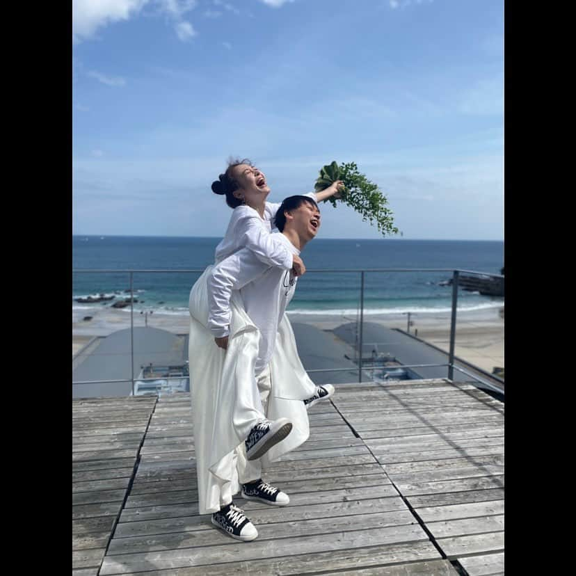 ダンドイ舞莉花さんのインスタグラム写真 - (ダンドイ舞莉花Instagram)「Happy Wedding!!🤍 2023.4.22  あやかとしんの人生に一度の大切な日！  この素敵すぎる日を一緒に過ごせたことが最高に嬉しい！！！😍  あやか美しいよぉ👰🏼‍♀️ 入場の瞬間、涙が溢れてしまった😭😭😭  本当に本当におめでとう㊗️🥂  愛に溢れる感動的な１日でした💕  Such a beautiful wedding ceremony!!  Congratulations Ayaka and Shin🤍  It was such an honor to celebrate this day with the two of you… on my birthday!!😉  Love you both!!  #ラリソン彩華 #wedding #teambride #weddingceremony #love #bridesmaids #japan #shimoda #bride #groom #april22」4月24日 19時12分 - mdandoy18