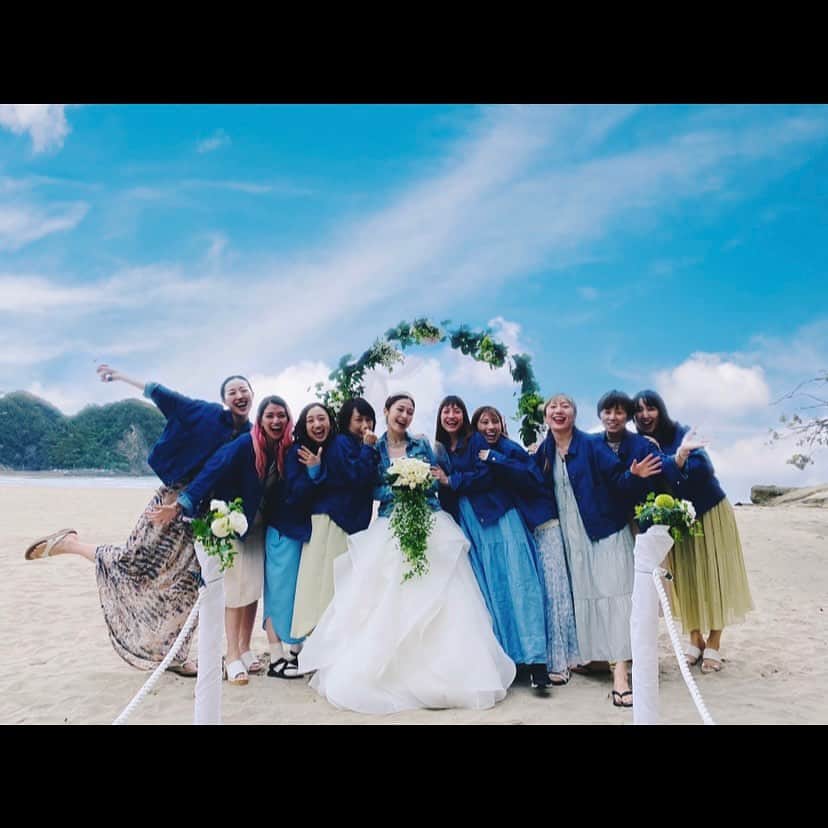 ダンドイ舞莉花のインスタグラム：「Happy Wedding!!🤍 2023.4.22  あやかとしんの人生に一度の大切な日！  この素敵すぎる日を一緒に過ごせたことが最高に嬉しい！！！😍  あやか美しいよぉ👰🏼‍♀️ 入場の瞬間、涙が溢れてしまった😭😭😭  本当に本当におめでとう㊗️🥂  愛に溢れる感動的な１日でした💕  Such a beautiful wedding ceremony!!  Congratulations Ayaka and Shin🤍  It was such an honor to celebrate this day with the two of you… on my birthday!!😉  Love you both!!  #ラリソン彩華 #wedding #teambride #weddingceremony #love #bridesmaids #japan #shimoda #bride #groom #april22」