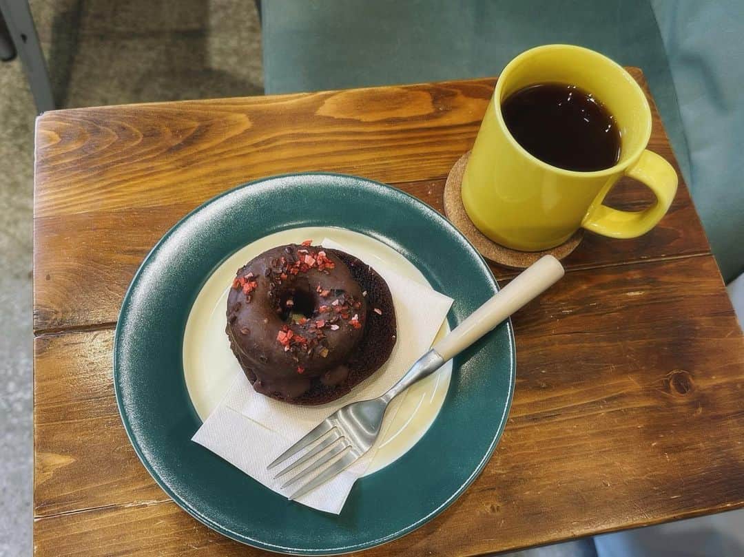樹神さんのインスタグラム写真 - (樹神Instagram)「可愛い女子に教えてもらった可愛いドーナツでちょっと休憩。  むぎゅと美味しい100%ヴィーガンのノンフライドーナツ、カラフルな中からダブルチョコレートを。  #donut  #venuts #coffeetime  #vegan  #plantbased」4月24日 19時13分 - kotamaofficial