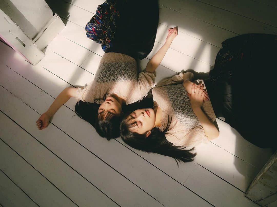 ＹＡＥ【MIO・YAE】のインスタグラム：「. MIO&YAE twins🥀  #photo#photography#make#makeup#hairmake#twins#twinsisters#camera#portrait#ポートレート撮影#作品撮り#双子#双子モデル」