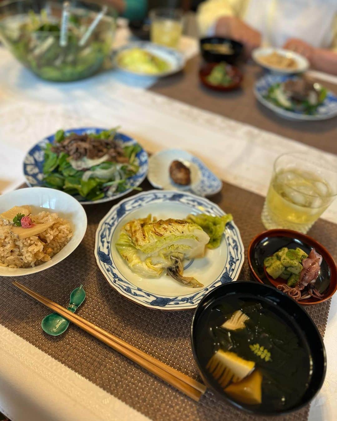 shizuka.watanabeさんのインスタグラム写真 - (shizuka.watanabeInstagram)「本日はお料理教室へ🍽  次女の幼稚園の時のママ友に誘ってもらい、久しぶりなメンバーにも会えて嬉しかった♪  フレンチは習ってるけど、和食は初めて。 旬の筍を使ったお料理を習ってきました🌱  木の芽和え 筍ごはん 若竹汁 香り野菜と牛肉サラダ おかえりマンゴー  簡単なのに美味しくて今日から使えるレシピを教えてもらって♡  今夜の夕飯にも作ってみるよー🍽💗  babyちゃん居たんだけど、癒された〜♡ 赤ちゃんってかわいい。  #料理教室　#cooking #お料理教室　#ごはん　#筍 #筍レシピ　#筍ごはん　#和食　#和食ごはん」4月24日 19時17分 - shizuka.watanabe