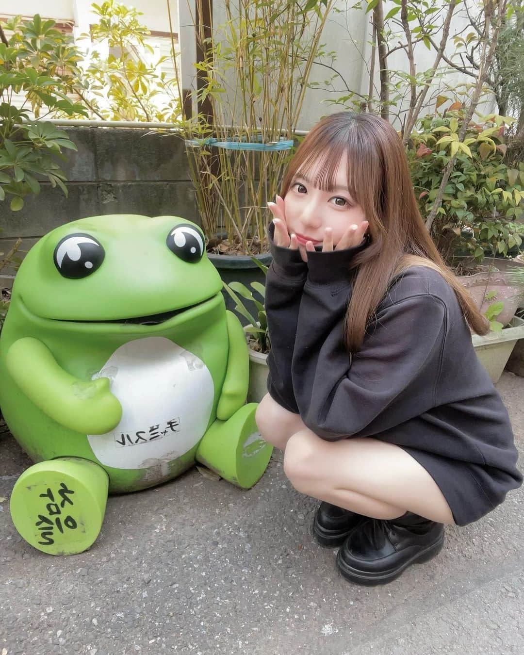 川本愛彩さんのインスタグラム写真 - (川本愛彩Instagram)「. みんなおカエル〜🐸  トヌガの目の前にあったオブジェ！ かわちぃ🫰 . . . #これが目印 #トヌガ #新大久保 #韓国 #カエル #オブジェ #チャミスル #韓国料理 #豚友家 #참이슬」4月24日 19時26分 - aya_s.collection