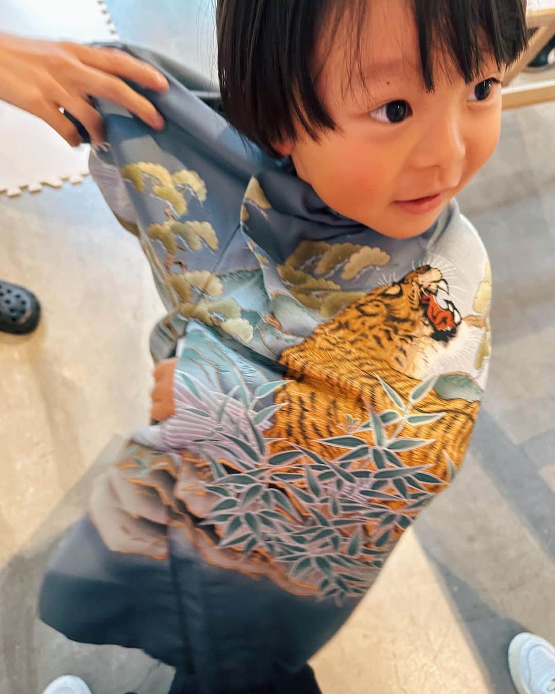 忍舞のインスタグラム：「今年5歳になるのかぁーーと考えてたら え！七五三やん！！ってなって 思い出してる間に予約しちゃおー！って息子の袴をみてきました🫡✨  @kimono_nakaya のインスタみてて珍しい柄があったり、古典的？でレトロでなんだか好みだったので ちょーどpopupしてたので予約していってきました✨  試着してくれないんだろーなーとか グズグズなるんだろなーと思ってたけど スタッフのお姉さん達綺麗で優しいし かっこいい袴ばかりだからか 自分から選んで着てくれて 何着も羽織ってくれて助かったー😮‍💨 ほぼ即決並に決まりましたwx  和装って全然無知だから 沢山アドバイスもらいながら 選んで、私も母が買ってくれた着物あるけど、着物見ることなんてないから試着させてもらって 今悩んでますww🤣  当日は家まで来てくれて 着付けはもちろんヘアセットもしてくれるんだって！！！  わたしは短すぎるしすることないし 息子もすることないから 着付けだけお願いしました🙇‍♀️  なんだか 和装ってほんと素敵だなーと思って心がワクワクな気持ちになりました。  女の子のも昔の生地から作られてたりして、すーーーんごい可愛くて色々みせてもらいました❤️  七五三たのしみだなぁーーー。 早く予約しててよかったー。  #七五三 #七五三ママ  #七五三5歳男の子」