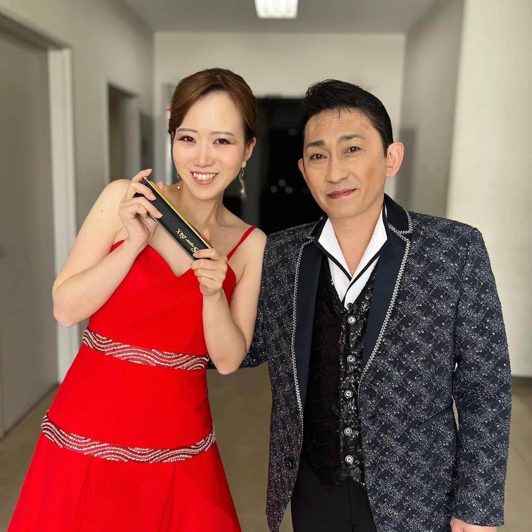 南里沙さんのインスタグラム写真 - (南里沙Instagram)「「令和にっぽん！演歌の夢まつり」新潟公演・仙台公演でご一緒させて頂いた福田こうへいさんと♪ステージでは「おやじの海」で共演🌊  昨日、福田こうへいさんの「一番マグロの謳」を、クロマチックハーモニカとEWIで演奏してSNSにアップしたので、是非お聴きください😊  ▶︎ https://youtu.be/uKIIcLfIth0  #令和にっぽん演歌の夢まつり #演歌  #福田こうへい  #クロマチックハーモニカ #ハーモニカ #南里沙」4月24日 19時21分 - minami_risa