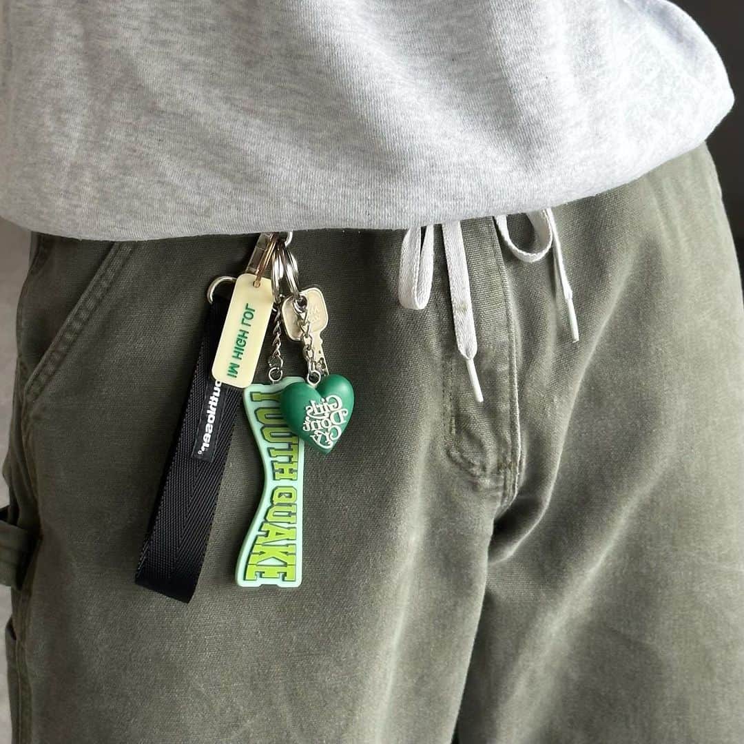 KEIのインスタグラム：「🧟‍♂️ ☁️ 📦 🧼 🌴 carharttのセージグリーンのワークパンツ！ずっと探しててやっとマイサイズゲットできた👖 かなりお気に入り _ 昨日のラッキーボックスゲットしていただいた皆様ありがとうございました🙇🏻 ¥15,000と¥8,000boxは1分完売でした🤯(再販した方が良いですか？) できる限り早く発送できるように努めます！🚛 _ #youthloser #carhartt」