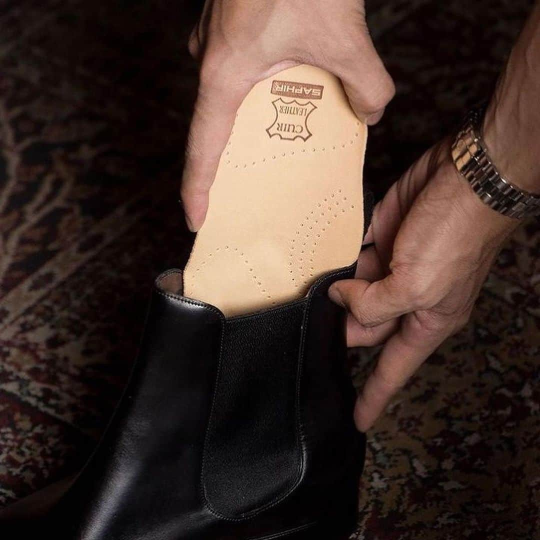 Saphirさんのインスタグラム写真 - (SaphirInstagram)「Nothing creates a nice climate in a shoe like natural leather. Our genuine leather insoles not only have a foam layer for comfort but also absorb excess moisture to create a nice climate for your feet.  #shinewithsaphir」4月24日 19時25分 - saphir_official