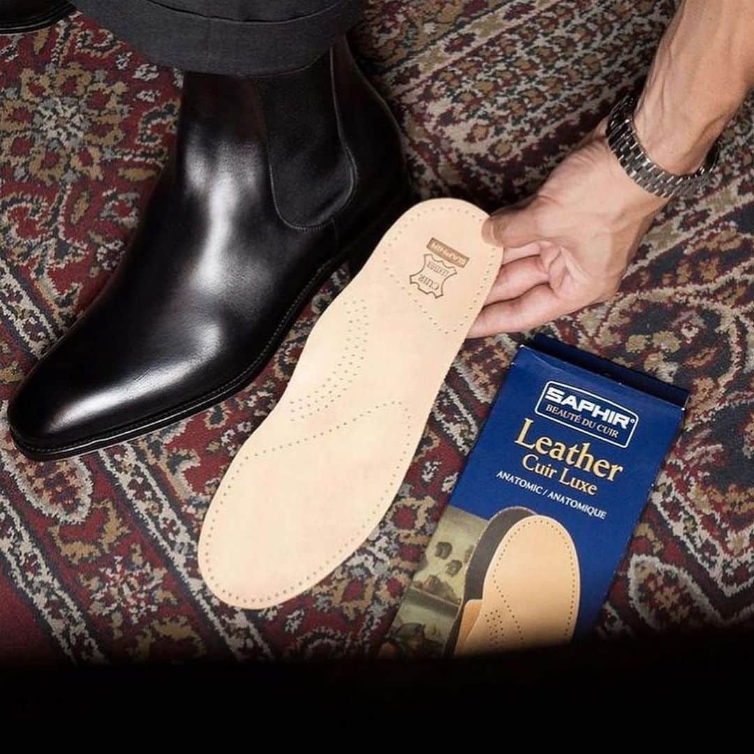 Saphirのインスタグラム：「Nothing creates a nice climate in a shoe like natural leather. Our genuine leather insoles not only have a foam layer for comfort but also absorb excess moisture to create a nice climate for your feet.  #shinewithsaphir」