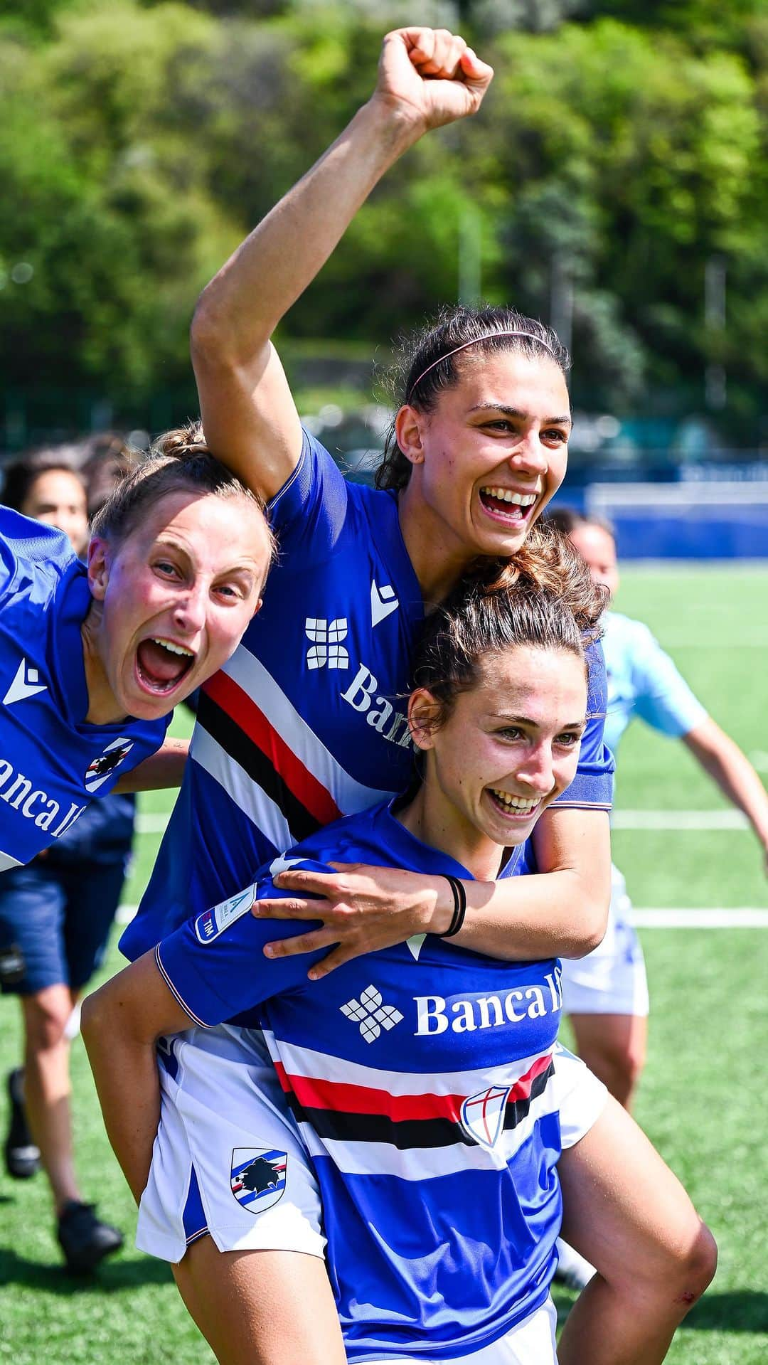 UCサンプドリアのインスタグラム：「𝓐 𝓯𝓪𝓷𝓽𝓪𝓼𝓽𝓲𝓬 𝓢𝓾𝓷𝓭𝓪𝔂! 🤩🤩🤩  #SampdoriaWomen 🔵⚪️🔴⚫️⚪️🔵」