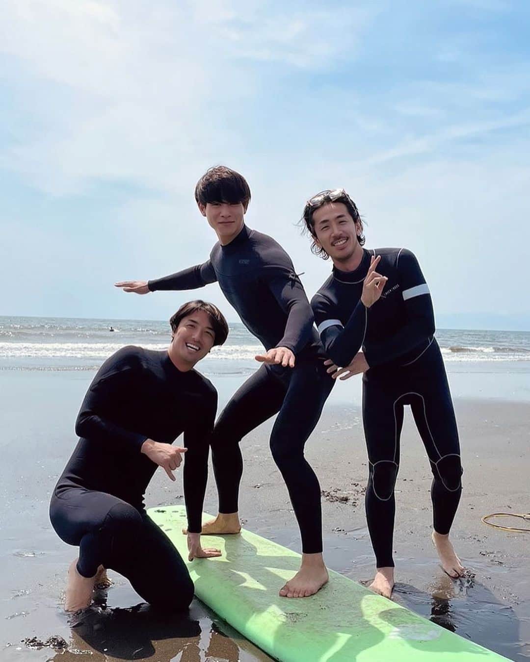 阿部大輔のインスタグラム：「約3年ぶりのサーフィン🏄‍♂️ コロナ禍になって一度も行けてなかったので、本当に良い休日になりました！ しょうたの教え方は本当にわかりやすいし、リオンも初サーフィンだったけどめちゃくちゃ上達してた✨ 今年は沢山行く！！ 仕事も遊びも全力で😉 ㅤㅤㅤㅤㅤㅤㅤㅤㅤㅤㅤㅤㅤ」