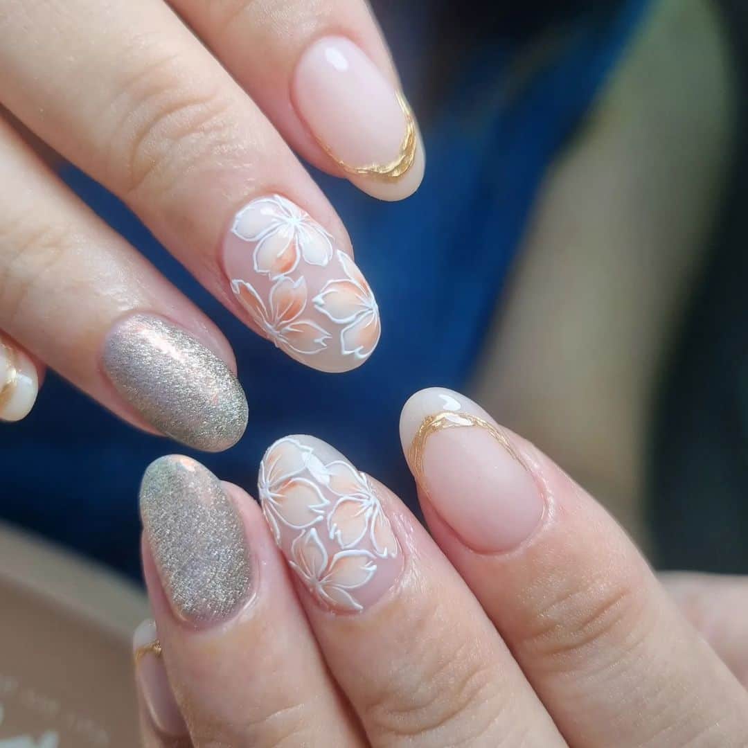 Yingのインスタグラム：「Base colour: Didier Fiber Base Nude Art: PREGEL Nostalgic Ivory, PREMDOLL B76, Ruyiya Base Liner White Chrome and cateye: Ruyiya rainbow cateye over aurora chrome Chrome art: Bettygel Non Wipe Art Deco Gel and PREANFA Mirror Powder   Lost the reference pic! Feel free to comment if you know!  SHOP: @nailwonderlandsg www.nailwonderland.com」
