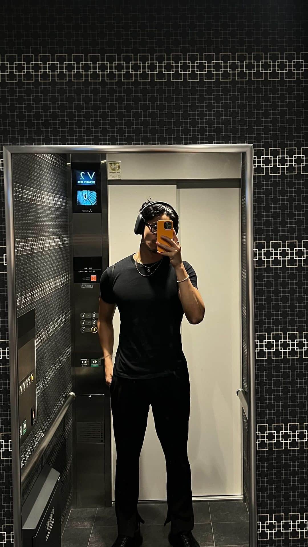 Kensukeのインスタグラム：「ナイトルーティーン 27歳モデル一人暮らし　182cm 75kg  洗濯、ストレッチ、食事」